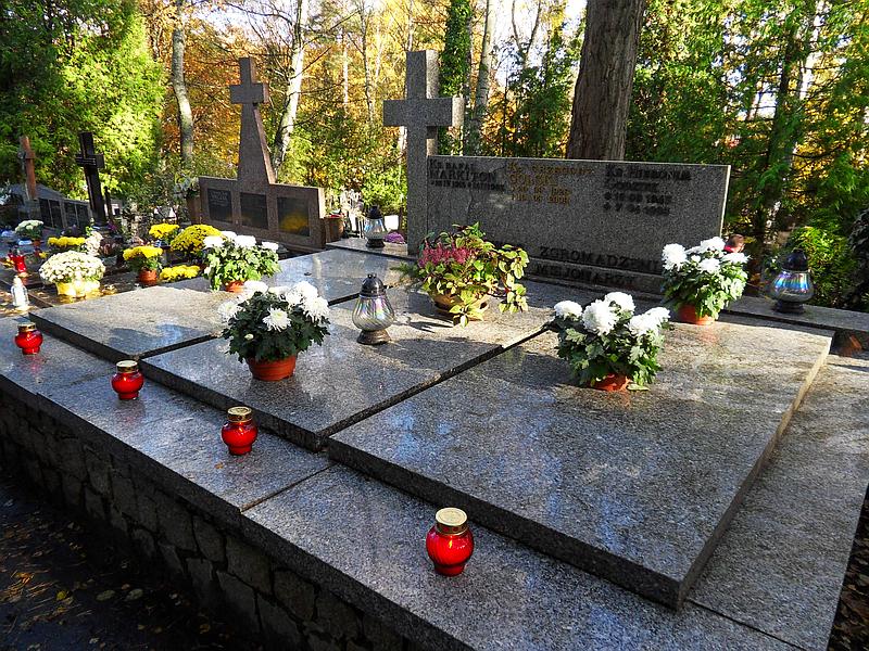 2016-10-29 Sprzątanie grobu Księży Misjonarzy w Sopocie