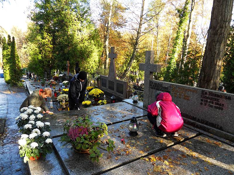2016-10-29 Sprzątanie grobu Księży Misjonarzy w Sopocie